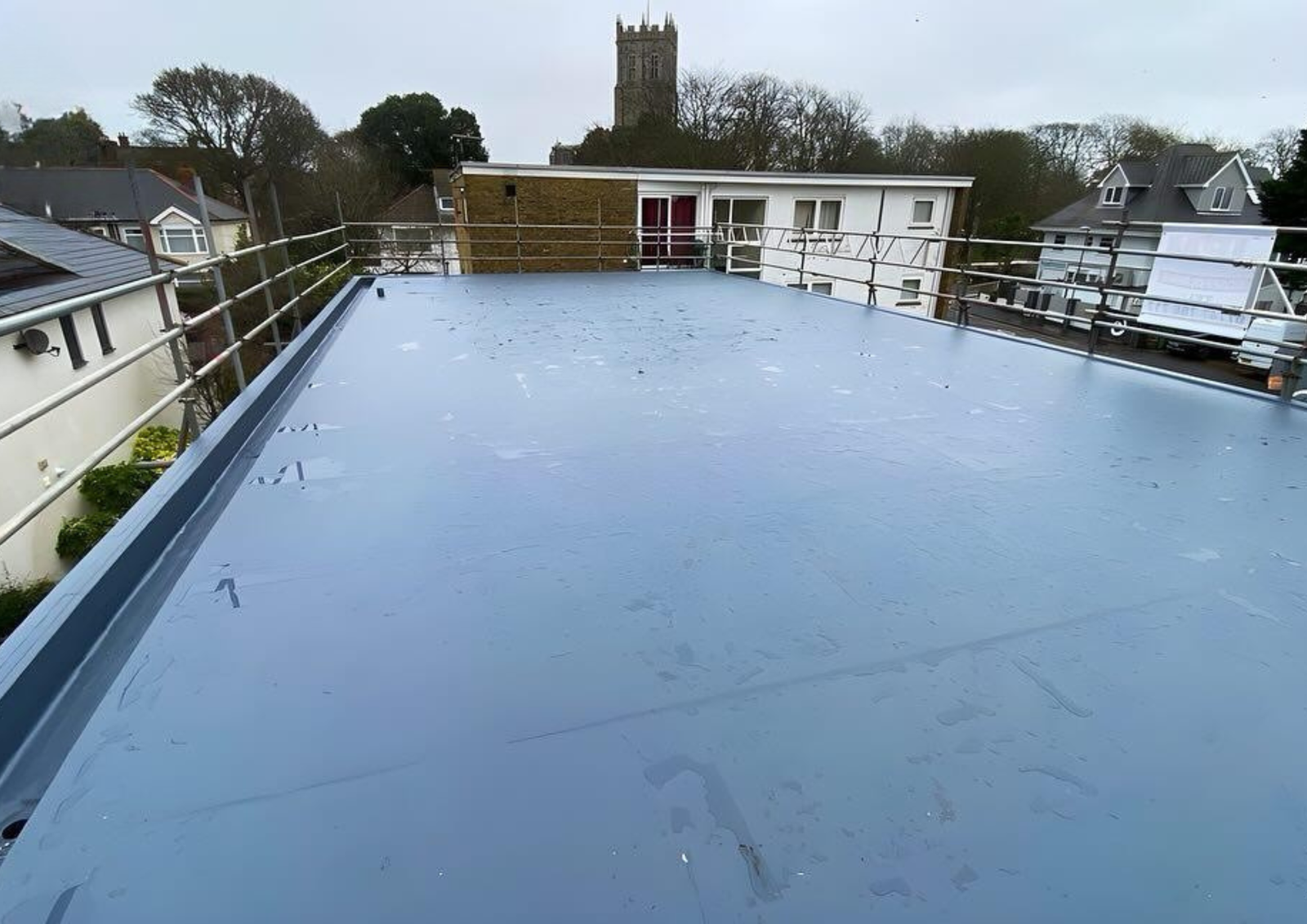 Architectural aluminium profiles installed around flat roof edges